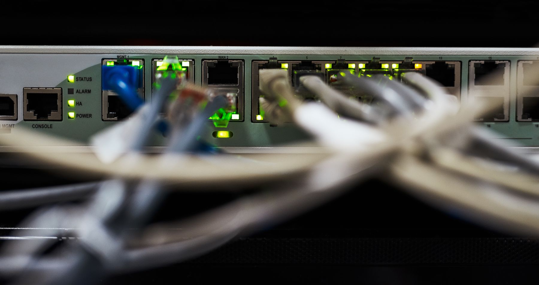 Cablaggio di rete in un armadio dati gestito da ICO Computer Market