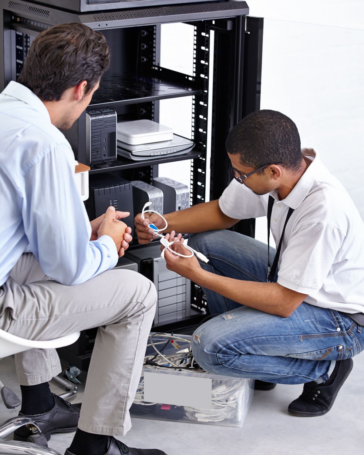 Tecnici ICO Computer Market al lavoro su una infrastruttura server